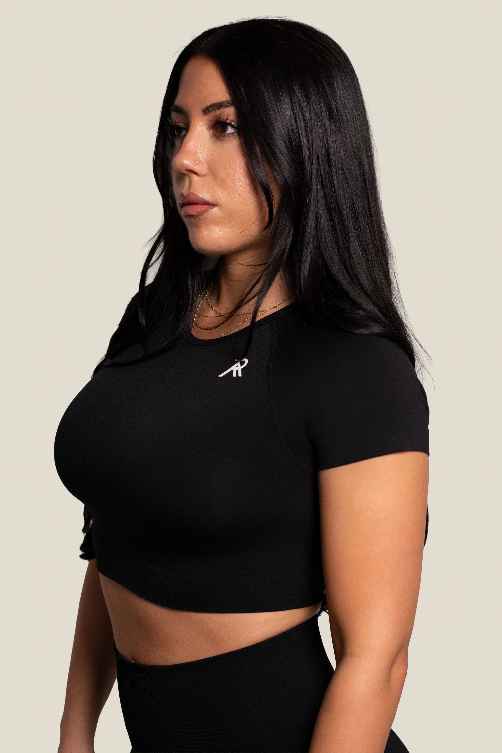 SIGNATURE SEAMLESS CROP TOP - BLACK