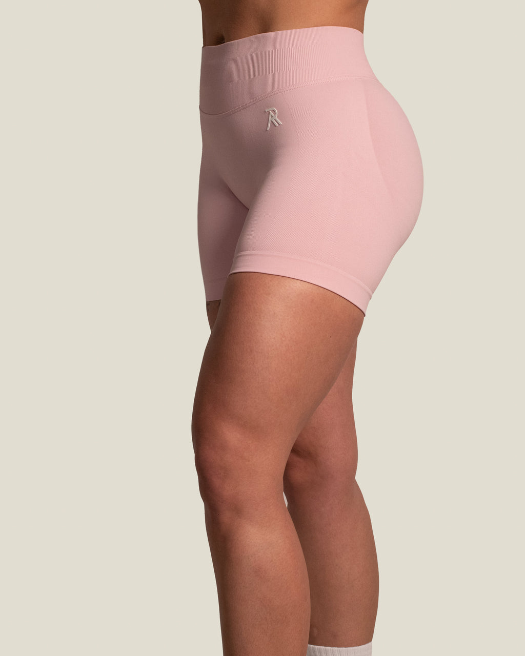 Shorts deportivos rosa empolvado para mujer, vista lateral
